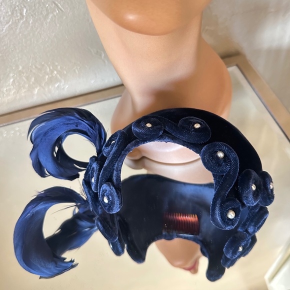 FASCINATING 1950S\' NAVY VELVET COCKTAIL CAP WITH MATCHING CURLY FEATHERS/PEARLS main image 10